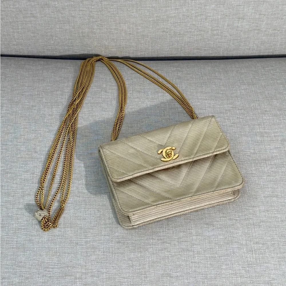 CHANEL Ivory Chevron Leather Mini Flap Bag GHW - Picture 6 of 17
